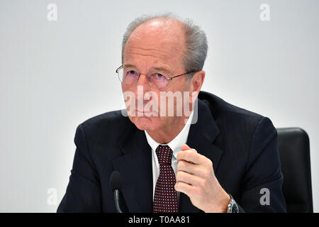 Hans Dieter Pötsch (Chief Executive Officer, CEO), Geste, Einzelbild, einziges Motiv, Porträt, Porträt, Porträt. Jahrespressekonferenz der Porsche Automobil Holding SE am 19.03.2019 in Stuttgart. | Verwendung weltweit Stockfoto