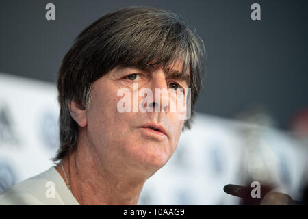 Wolfsburg, Deutschland. 19 Mär, 2019. Fußball, Nationalmannschaft: Bundestrainer Joachim Löw spricht auf der Pressekonferenz vor dem Länderspiel Deutschland - Serbien. Credit: Swen Pförtner/dpa/Alamy leben Nachrichten Stockfoto