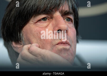 Wolfsburg, Deutschland. 19 Mär, 2019. Fußball, Nationalmannschaft: Bundestrainer Joachim Löw spricht auf der Pressekonferenz vor dem Länderspiel Deutschland - Serbien. Credit: Swen Pförtner/dpa/Alamy leben Nachrichten Stockfoto