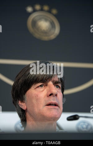 Wolfsburg, Deutschland. 19 Mär, 2019. Fußball, Nationalmannschaft: Bundestrainer Joachim Löw spricht auf der Pressekonferenz vor dem Länderspiel Deutschland - Serbien. Credit: Swen Pförtner/dpa/Alamy leben Nachrichten Stockfoto