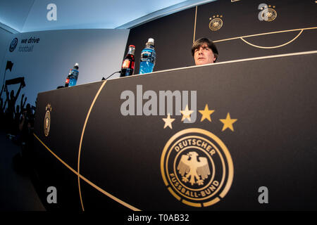 Wolfsburg, Deutschland. 19 Mär, 2019. Fußball, Nationalmannschaft: Bundestrainer Joachim Löw spricht auf der Pressekonferenz vor dem Länderspiel Deutschland - Serbien. Credit: Swen Pförtner/dpa/Alamy leben Nachrichten Stockfoto