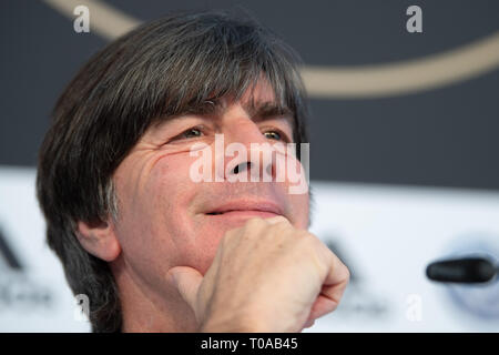 Wolfsburg, Deutschland. 19 Mär, 2019. Fußball, Nationalmannschaft: Bundestrainer Joachim Löw spricht auf der Pressekonferenz vor dem Länderspiel Deutschland - Serbien. Credit: Swen Pförtner/dpa/Alamy leben Nachrichten Stockfoto