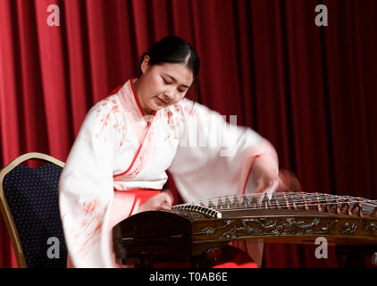 Peking, USA. 13 Mär, 2019. Ein Spieler spielt chinesische Zither an einer Gedenkfeier zum 40. Jahrestag der Schwester Stadt Beziehungen zwischen Chinesischen und US-amerikanischen Städten in Washington, DC, USA, 13. März 2019. Quelle: Liu Jie/Xinhua/Alamy leben Nachrichten Stockfoto