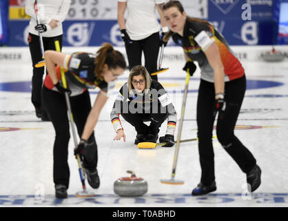 Silkeborg, Dänemark. 19 Mär, 2019. Team Deutschland in Aktion während der Round Robin curling Match zwischen Deutschland und USA im Curling-WM 2019 die LGT weltweit Frauen in Silkeborg, Dänemark. Credit: Lars Moeller/ZUMA Draht/Alamy leben Nachrichten Stockfoto