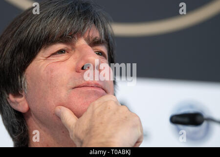 Wolfsburg, Deutschland. 19 Mär, 2019. Fußball, Nationalmannschaft: Bundestrainer Joachim Löw spricht auf der Pressekonferenz vor dem Länderspiel Deutschland - Serbien. Credit: Swen Pförtner/dpa/Alamy leben Nachrichten Stockfoto