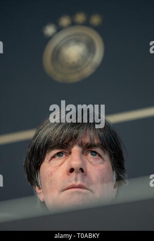 Wolfsburg, Deutschland. 19 Mär, 2019. Fußball, Nationalmannschaft: Bundestrainer Joachim Löw spricht auf der Pressekonferenz vor dem Länderspiel Deutschland - Serbien. Credit: Swen Pförtner/dpa/Alamy leben Nachrichten Stockfoto