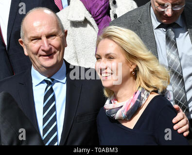 Wittenberge, Deutschland. 19 Mär, 2019. Dietmar Woidke (SPD), Ministerpräsident von Brandenburg, umarmt Manuela Schwesig (SPD), Ministerpräsident von Mecklenburg-Vorpommern, im Gruppenbild vor der gemeinsamen Kabinettssitzung. Themen der Tagung sind die Zusammenarbeit in Grenzregionen und für Dienstleistungen von allgemeinem Interesse in den ländlichen Gebieten. Foto: Bernd Settnik/dpa-Znetralbild/dpa/Alamy leben Nachrichten Stockfoto