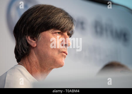 Wolfsburg, Deutschland. 19 Mär, 2019. Fußball, Nationalmannschaft: Bundestrainer Joachim Löw spricht auf der Pressekonferenz vor dem Länderspiel Deutschland - Serbien. Credit: Swen Pförtner/dpa/Alamy leben Nachrichten Stockfoto