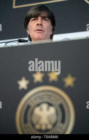 Wolfsburg, Deutschland. 19 Mär, 2019. Fußball, Nationalmannschaft: Bundestrainer Joachim Löw spricht auf der Pressekonferenz vor dem Länderspiel Deutschland - Serbien. Credit: Swen Pförtner/dpa/Alamy leben Nachrichten Stockfoto