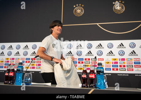 Wolfsburg, Deutschland. 19 Mär, 2019. Fußball, Nationalmannschaft: Bundestrainer Joachim Löw bei der Pressekonferenz vor dem Länderspiel Deutschland - Serbien. Credit: Swen Pförtner/dpa/Alamy leben Nachrichten Stockfoto