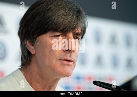 Wolfsburg, Deutschland. 19 Mär, 2019. Fußball, Nationalmannschaft: Bundestrainer Joachim Löw spricht auf der Pressekonferenz vor dem Länderspiel Deutschland - Serbien. Credit: Swen Pförtner/dpa/Alamy leben Nachrichten Stockfoto