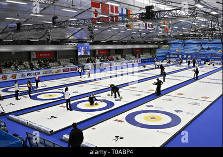 Silkeborg, Dänemark. 19 Mär, 2019. Round Robin curling Treffer in der Curling-WM 2019 die LGT weltweit Frauen in Silkeborg, Dänemark. Credit: Lars Moeller/ZUMA Draht/Alamy leben Nachrichten Stockfoto