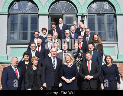 Wittenberge, Deutschland. 19 Mär, 2019. Der Prime Minister Dietmar Woidke (SPD, Mitte links, Brandenburg) und Manuela Schwesig (SPD, Mitte rechts, Mecklenburg-vorpommern) sind in der ersten Reihe der Gruppenbild vor der gemeinsamen Kabinettssitzung von Brandenburg und Mecklenburg-Vorpommern. Themen der Tagung sind die Zusammenarbeit in Grenzregionen und für Dienstleistungen von allgemeinem Interesse in den ländlichen Gebieten. Foto: Bernd Settnik/dpa-Znetralbild/dpa/Alamy leben Nachrichten Stockfoto