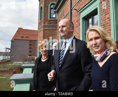 Wittenberge, Deutschland. 19 Mär, 2019. Manuela Schwesig (SPD, r), Ministerpräsident von Mecklenburg-Vorpommern, und Dietmar Woidke (SPD), Ministerpräsident von Brandenburg, Blick auf die Elbe vor der gemeinsamen Kabinettssitzung von Brandenburg und Mecklenburg-Vorpommern. Themen der Tagung sind die Zusammenarbeit in Grenzregionen und für Dienstleistungen von allgemeinem Interesse in den ländlichen Gebieten. Foto: Bernd Settnik/dpa-Znetralbild/dpa/Alamy leben Nachrichten Stockfoto