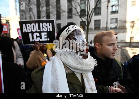 New York, NY, USA. 19. Mär 2019. Unterstützer escort Freiheitsstatue Kletterer Patricia Okoumou, mit klaren Kunststoffabdeckung ihr Gesicht, in Federal Court vor ihrer Verurteilung für ihre Juli 4, 2018, Akte des zivilen Ungehorsams gegen Trump administration Einwanderungspolitik zu protestieren. Okoumou wurde im Dezember von Misdemeanoraufladungen des Übertretens, ordnungswidriges Verhalten verurteilt und sich störend auf das Funktionieren der Regierung. Credit: Joseph Reid/Alamy leben Nachrichten Stockfoto