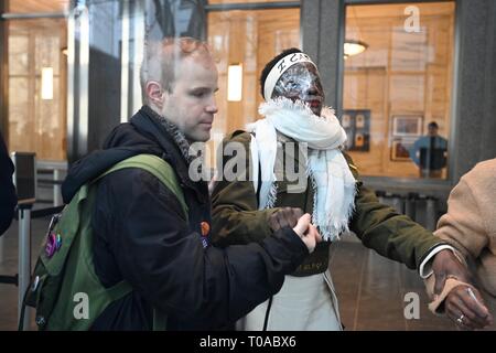 New York, NY, USA. 19. Mär 2019. Unterstützer escort Freiheitsstatue Kletterer Patricia Okoumou, mit klaren Kunststoffabdeckung ihr Gesicht, in Federal Court vor ihrer Verurteilung für ihre Juli 4, 2018, Akte des zivilen Ungehorsams gegen Trump administration Einwanderungspolitik zu protestieren. Okoumou wurde im Dezember von Misdemeanoraufladungen des Übertretens, ordnungswidriges Verhalten verurteilt und sich störend auf das Funktionieren der Regierung. Credit: Joseph Reid/Alamy leben Nachrichten Stockfoto