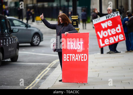 London, Großbritannien. 19. Mär 2019. Unterstützer Verlassen außerhalb der Häuser des Parlaments. Sprecher des Hauses, John Bercow, effektiv ihr Veto gegen die Wahl eines Dritten sinnvolle Abstimmung von MPs impliziert, dass Theresa May, Premierminister, betrachten können, fordert die Europäische Union für eine lange Verzögerung zu Artikel 50. Credit: Stephen Chung/Alamy leben Nachrichten Stockfoto