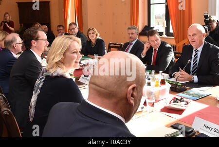 Wittenberge, Deutschland. 19 Mär, 2019. Dietmar Woidke (SPD, r), Ministerpräsident von Brandenburg, öffnet der gemeinsamen Kabinettssitzung von Brandenburg und Mecklenburg-Vorpommern mit Manuela Schwesig (SPD, 3. von links), Ministerpräsident von Mecklenburg-Vorpommern. Themen der Tagung sind die Zusammenarbeit in Grenzregionen und für Dienstleistungen von allgemeinem Interesse in den ländlichen Gebieten. Foto: Bernd Settnik/dpa-Znetralbild/dpa/Alamy leben Nachrichten Stockfoto