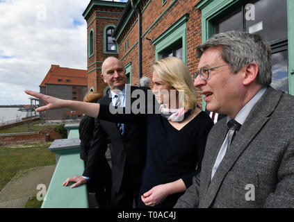 Wittenberge, Deutschland. 19 Mär, 2019. Oliver Hermann (r), Bürgermeister von Wittenberge, erläutert Manuela Schwesig (SPD), Ministerpräsident von Mecklenburg-Vorpommern, und Dietmar Woidke (SPD), Ministerpräsident von Brandenburg, die Aussicht auf das Gebiet der Elbe vor der gemeinsamen Kabinettssitzung. Themen der Tagung sind die Zusammenarbeit in Grenzregionen und für Dienstleistungen von allgemeinem Interesse in den ländlichen Gebieten. Foto: Bernd Settnik/dpa-Znetralbild/dpa/Alamy leben Nachrichten Stockfoto