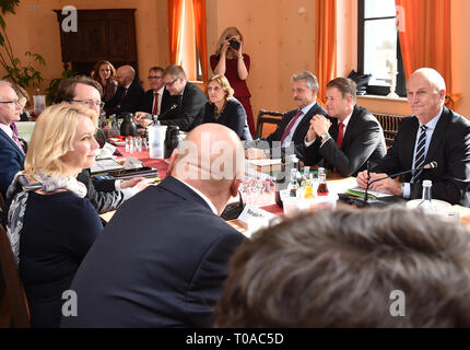 Wittenberge, Deutschland. 19 Mär, 2019. Dietmar Woidke (SPD, r), Ministerpräsident von Brandenburg, öffnet der gemeinsamen Kabinettssitzung von Brandenburg und Mecklenburg-Vorpommern mit Manuela Schwesig (SPD, 2. von links), Ministerpräsident von Mecklenburg-Vorpommern. Themen der Tagung sind die Zusammenarbeit in Grenzregionen und für Dienstleistungen von allgemeinem Interesse in den ländlichen Gebieten. Foto: Bernd Settnik/dpa-Znetralbild/dpa/Alamy leben Nachrichten Stockfoto