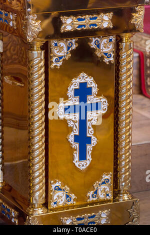 Blau orthodoxes Kreuz auf goldener Oberfläche Stockfoto