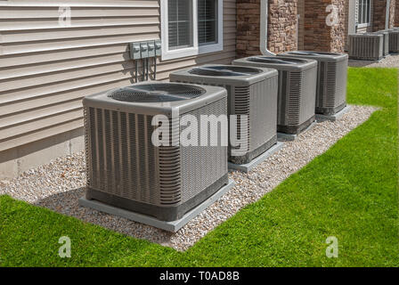 Outdoor Klimaanlagen und Wärmepumpen Einheiten Stockfoto