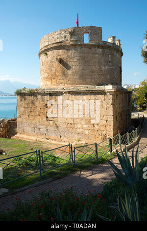 Türkei, Antalya, Altstadt, Hidirlik Kulesi, der aus dem 2. Jahrhundert nach Chr. stammende Turm diente wahrscheinlich ankommenden Schiffen als Orienti Stockfoto