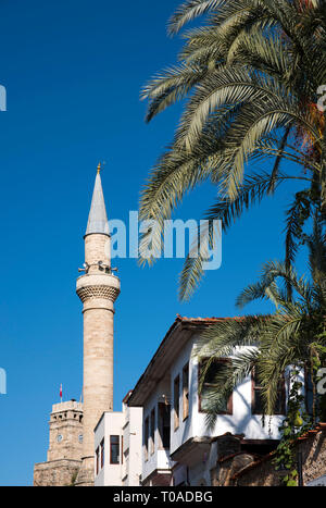 Türkei, Antalya, Altstadt, Blick durch die uzun Carsi Sokak zur Tekeli Mehmet Pasa Moschee Stockfoto