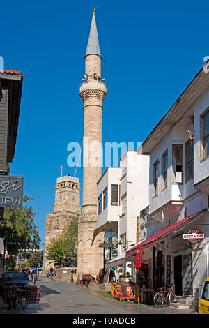 Türkei, Antalya, Altstadt, Blick durch die uzun Carsi Sokak zur Tekeli Mehmet Pasa Moschee und Uhrturm Stockfoto