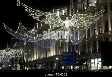 Nov 17, 2016 - London, England, Großbritannien - Regent Street Geist der Weihnacht leuchtet das Display einschalten Foto zeigt: GV Stockfoto