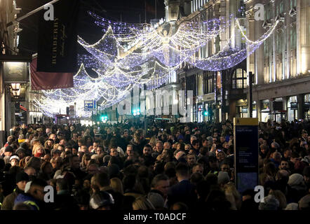 Nov 17, 2016 - London, England, Großbritannien - Regent Street Geist der Weihnacht leuchtet das Display einschalten Foto zeigt: GV Stockfoto