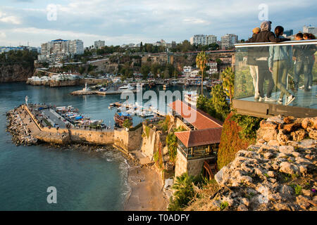 Asien, Türkei, Antalya, Blick über den Hafen. Stockfoto