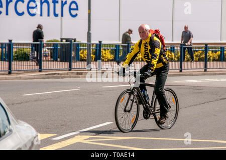 Ältere Radfahrer auf der Hauptstraße. Stockfoto