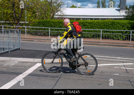 Ältere Radfahrer auf der Straße Stockfoto