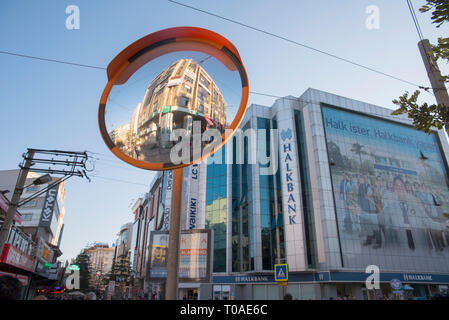 Türkei, Antalya, sarampol Caddesi, Halik Bank, TEB Bank im Spiegel und weitere Marken-Werk AG Stockfoto