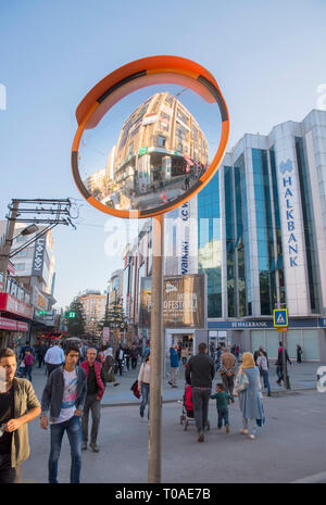 Türkei, Antalya, sarampol Caddesi, Halik Bank, TEB Bank im Spiegel und weitere Marken-Werk AG Stockfoto