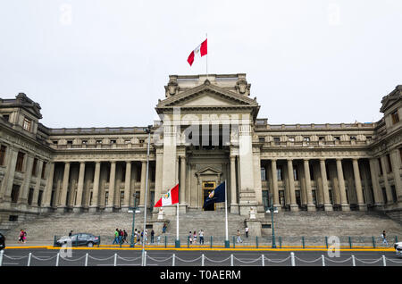 Der Palast der Justiz von Lima ist der Sitz des Obersten Gerichtshofes der Republik Peru und Symbol der gerichtlichen Macht von Peru. Stockfoto