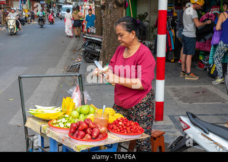 Frau verkaufen frisches Obst von einer Straße ausgeht, Hanoi, Vietnam, Asien Stockfoto