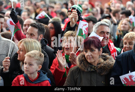 Wales Fans während der 2019 Guinness sechs Nationen Grand Slam Sieger Feier am Senedd in Cardiff Bay willkommen. Stockfoto