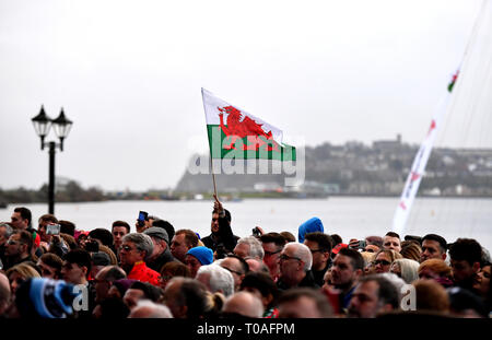 Wales Fans während der 2019 Guinness sechs Nationen Grand Slam Sieger Feier am Senedd in Cardiff Bay willkommen. Stockfoto