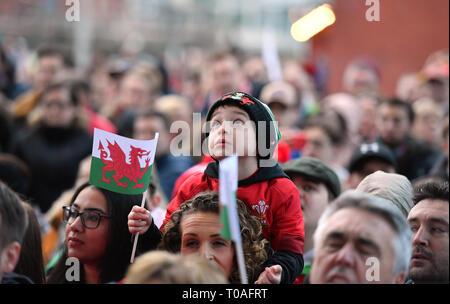 Wales Fans während der 2019 Guinness sechs Nationen Grand Slam Sieger Feier am Senedd in Cardiff Bay willkommen. Stockfoto