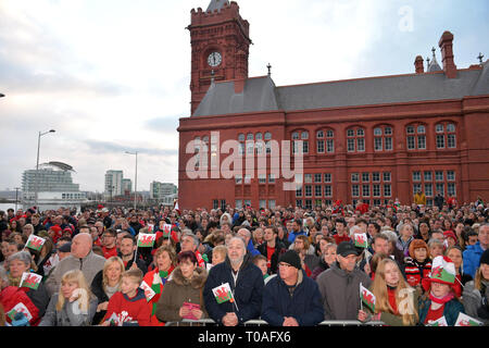 Wales Fans während der 2019 Guinness sechs Nationen Grand Slam Sieger Feier am Senedd in Cardiff Bay willkommen. Stockfoto