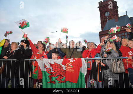 Wales Fans während der 2019 Guinness sechs Nationen Grand Slam Sieger Feier am Senedd in Cardiff Bay willkommen. Stockfoto