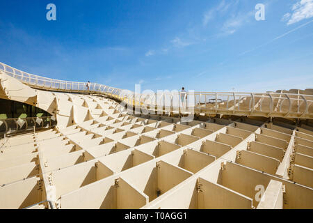 Sevilla, Spanien - 10. September 2015: Metropol Parasol in der Plaza de La Encarnacion, Spanien. J. Mayer H. Architekten, es ist aus mehrfach verleimten Holz mit ein Stockfoto