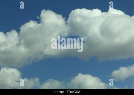 Himmel mit Wolken, Bild, Hintergrund, Hintergrundbilder, charakteristische Landschaft Stockfoto