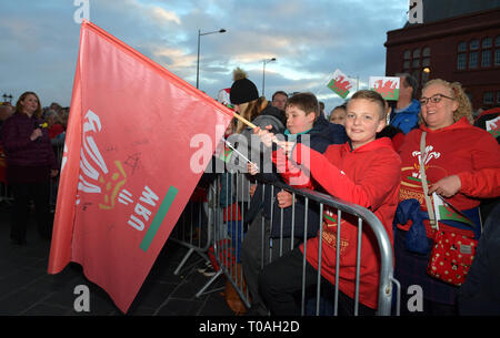 Wales Fans während der 2019 Guinness sechs Nationen Grand Slam Sieger Feier am Senedd in Cardiff Bay willkommen. Stockfoto