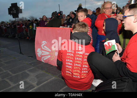 Wales Fans während der 2019 Guinness sechs Nationen Grand Slam Sieger Feier am Senedd in Cardiff Bay willkommen. Stockfoto