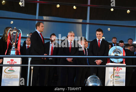 Wales (von links nach rechts) captain Alun Wyn Jones, Leiter Trainer Warren Gatland und Jonathan Davies während der 2019 Guinness sechs Nationen Grand Slam Sieger Feier am Senedd in Cardiff Bay willkommen. Stockfoto