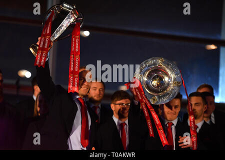 Wales Kapitän Alun Wyn Jones (links) und Jonathan Davies heben Sie die sechs Trophäe Nationen und Triple Crown Trophäe während der 2019 Guinness sechs Nationen Grand Slam Sieger Feier am Senedd in Cardiff Bay willkommen. Stockfoto