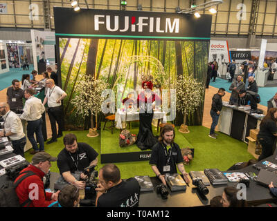 Die Fotos zeigen, Birmingham, UK, März, 17, 2019: Fujifilm eines der größten Anbieter von Händen auf Demos bieten auf ihrem Stand an der Photograp Stockfoto